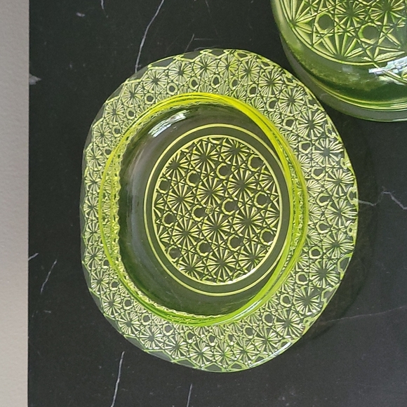 This is a beautiful  uranium/Vaseline  Butter Dish. - Picture 3 of 4